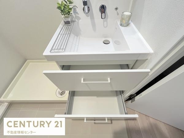 【独立洗面台】 | 大正リバーサイドヴィラ | 洗面台下には大きな収納が二つございます