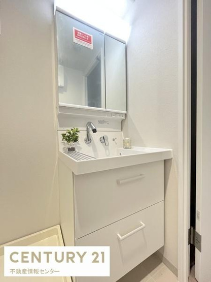 【独立洗面台】 | 大正リバーサイドヴィラ | 三面鏡の独立洗面台設置！