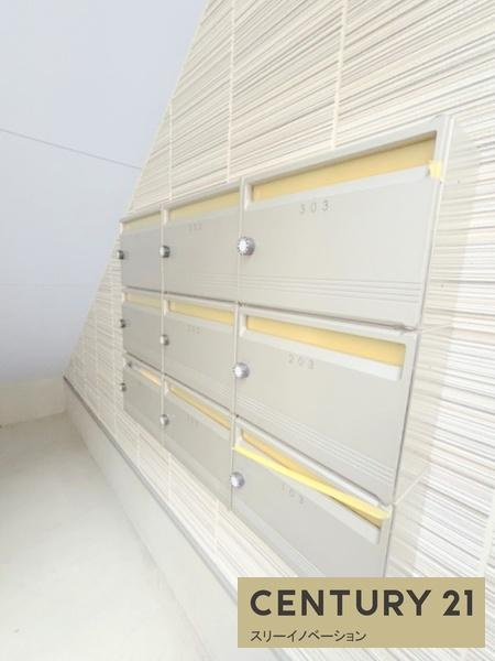 セニャリブロのエントランス|★郵便ポスト！★