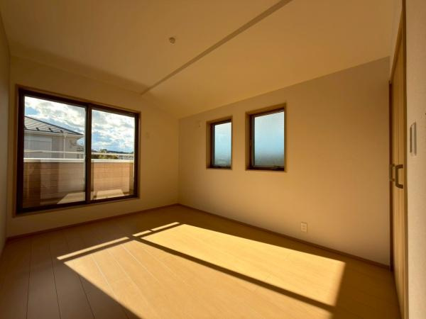 横浜市栄区上郷町の新築一戸建の子供部屋|大容量の収納があるお部屋です。明るいですね。