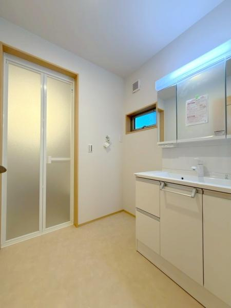 横浜市栄区上郷町の新築一戸建の独立洗面台|広いタイプの洗面台です。洗濯機スペースも充分だと思います。