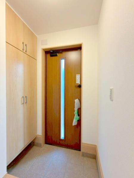 横浜市栄区上郷町の新築一戸建の玄関|シューズボックスと玄関です。