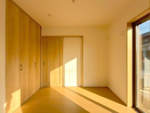 横浜市栄区上郷町の新築一戸建の洋室|リビング続きのお部屋です。扉を外してリビングと繋げても良いですし、一つのお部屋としても利用可能です。