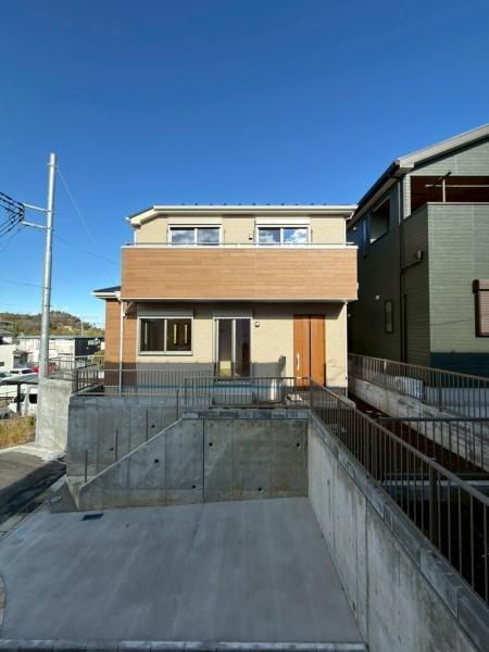 横浜市栄区上郷町の新築一戸建のその他|カースペースもございます。駐車場代がかからないのは戸建ての良いところですね。