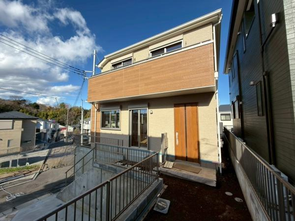 横浜市栄区上郷町の新築一戸建の外観|温かみのある色合いの戸建てです。