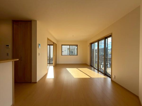横浜市栄区上郷町の新築一戸建の居間・リビング|広々としてて日当たりの良いリビングです。家具を置いても余裕がございます。
