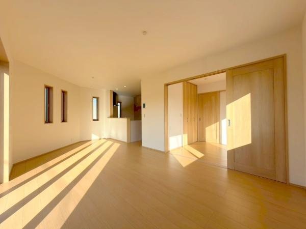 横浜市栄区上郷町の新築一戸建の居間・リビング|リビングです。
キッチンや洋室方向を撮影しました。