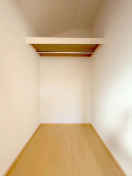 横浜市栄区上郷町の新築一戸建の収納|ウォークインクローゼットです。あると便利です。