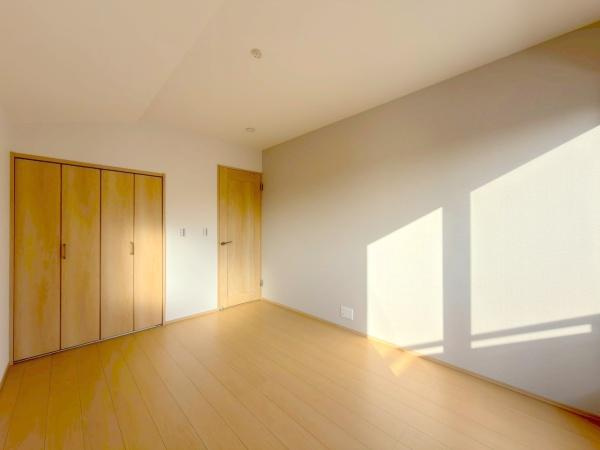 横浜市栄区上郷町の新築一戸建の洋室|日明るい差しが差し込みます。お部屋も広いです。