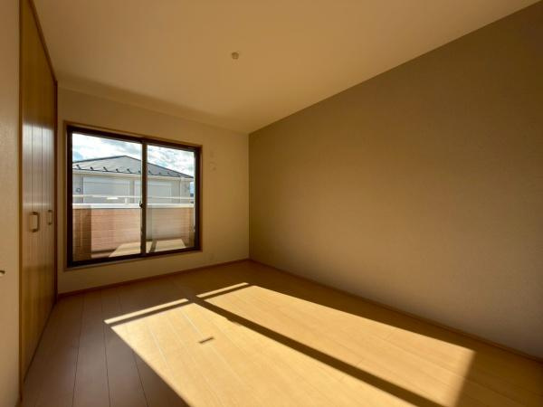 横浜市栄区上郷町の新築一戸建の寝室|ベッドを置いても充分広いお部屋です。