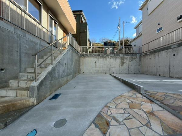 横浜市栄区上郷町の新築一戸建の駐車場|カースペースです。お車の他に自転車等も駐輪可能です。