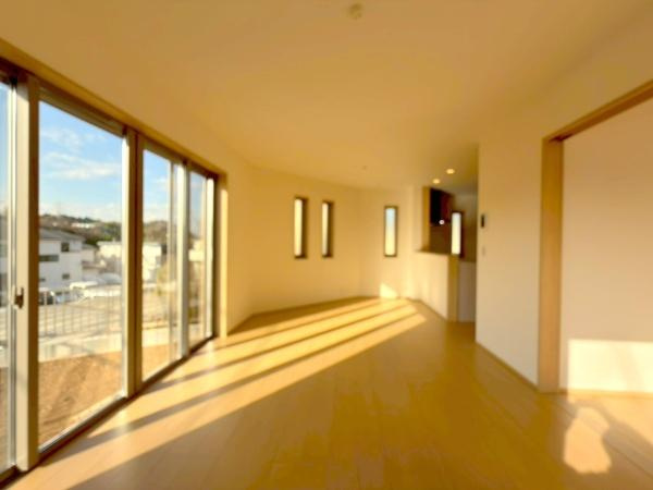 横浜市栄区上郷町の新築一戸建の居間・リビング|リビングを撮影しました。充分すぎる広さです。是非この日当たりを見に来てください。