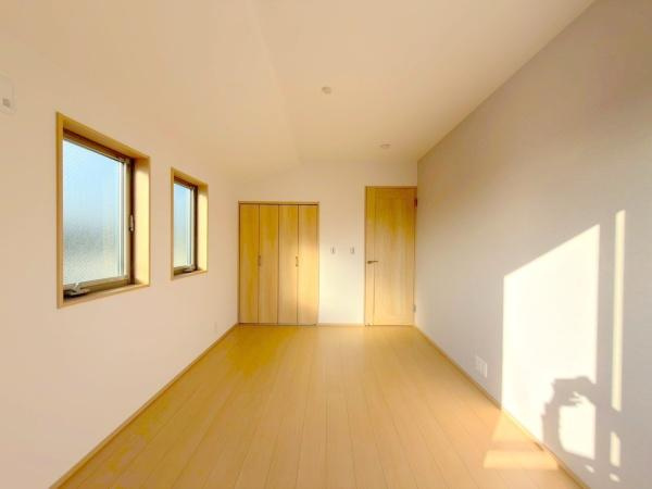 横浜市栄区上郷町の新築一戸建の洋室|二階の洋室です。照明がなくても明るいので気持ち良く朝を迎えられそうです。