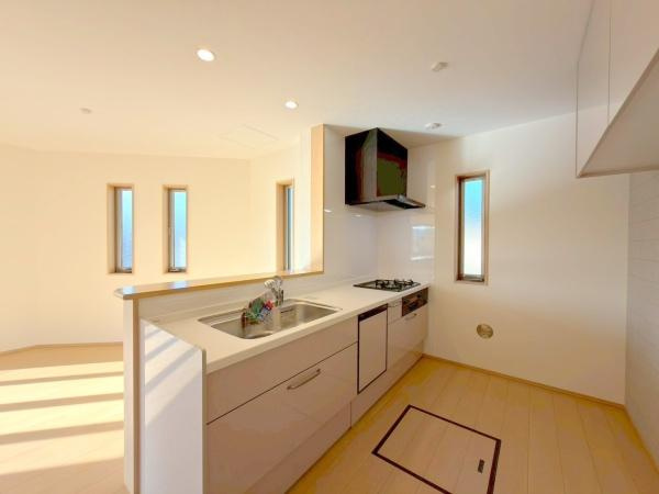 横浜市栄区上郷町の新築一戸建のキッチン|明るいキッチンです。床下収納だけではない！背面には吊戸棚も最初からついています。