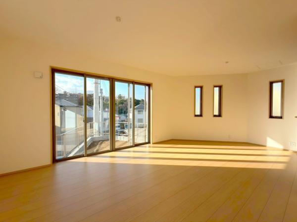 横浜市栄区上郷町の新築一戸建の居間・リビング|前面道路から1段上がっていますので、あまり人の視線が気にならないです。風通しも良くて開放的なのもポイントです。