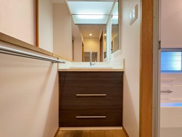 横浜市港南区芹が谷３丁目の中古一戸建の独立洗面台