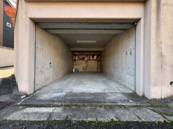 横浜市港南区芹が谷３丁目の中古一戸建の駐車場