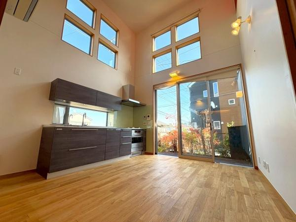 横浜市港南区芹が谷３丁目の中古一戸建の居間・リビング