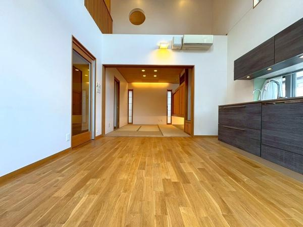 横浜市港南区芹が谷３丁目の中古一戸建の居間・リビング