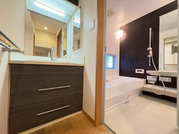 横浜市港南区芹が谷３丁目の中古一戸建の独立洗面台