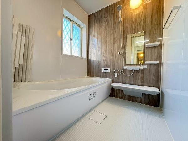 横浜市磯子区岡村４丁目の中古一戸建の浴室|「くつろぎの贅沢バスタイム」 ゆったり足を伸ばせる、広々としたお風呂空間  一日の疲れを癒す、リラックスできるデザイン 心と体を温める、快適なバスタイム