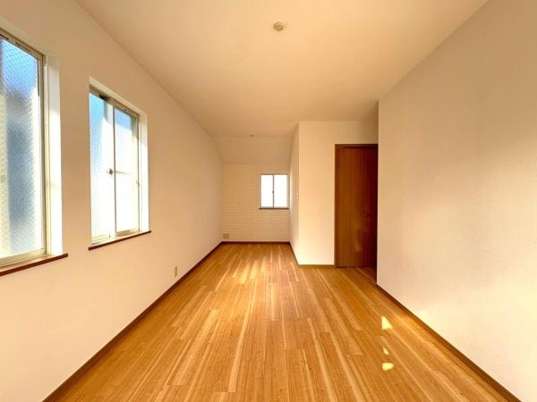 横浜市磯子区岡村４丁目の中古一戸建の洋室|採光の取れる明るいお部屋です