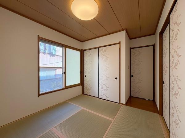 横浜市磯子区岡村４丁目の中古一戸建の和室|心が落ち着く和室をご用意しました。床が柔らかいので小さいお子様のプレイルームや、ご両親が泊まりに来た時の客間としてなど、様々な用途で使える万能なお部屋です。