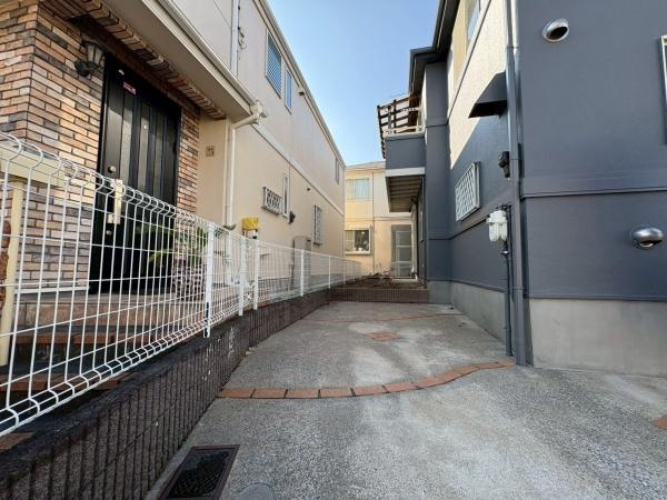 横浜市磯子区岡村４丁目の中古一戸建の駐車場|カースペースです。お車の他に自転車等も駐輪可能です。