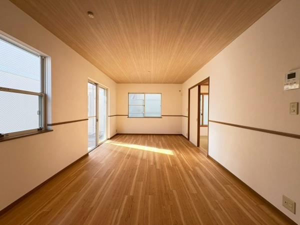 横浜市磯子区岡村４丁目の中古一戸建の居間・リビング|照明がなくても日中は明るいリビングです。