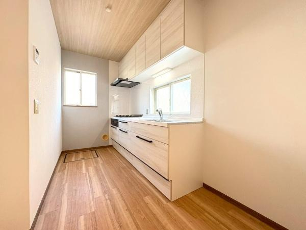 横浜市磯子区岡村４丁目の中古一戸建のキッチン|毎日使うキッチンだからこそ、食事の準備を楽しい時間に、忙しい時でもスムーズに無駄なく作業できる、お手入れも簡単にできるなど、毎日を楽しくするキッチンスペースに仕上げました。
