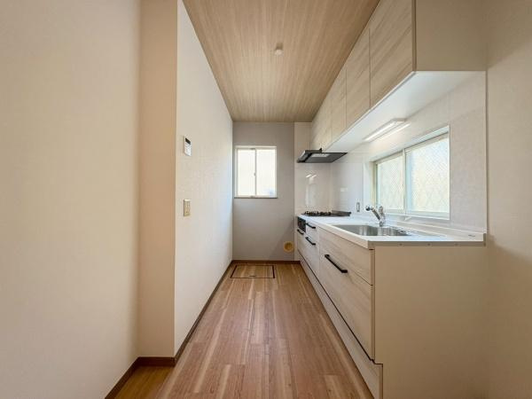 横浜市磯子区岡村４丁目の中古一戸建のキッチン|三ツ口コンロ・広々としたキッチンです。作業もしやすいです。収納力も〇