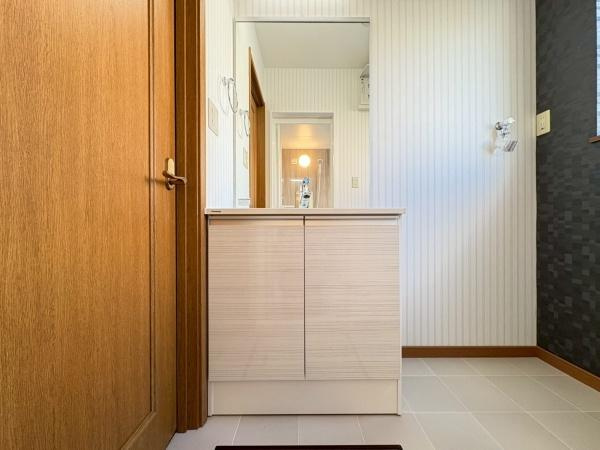 横浜市磯子区岡村４丁目の中古一戸建の独立洗面台|シンプルに使いやすさが考えられた洗面台ですね。