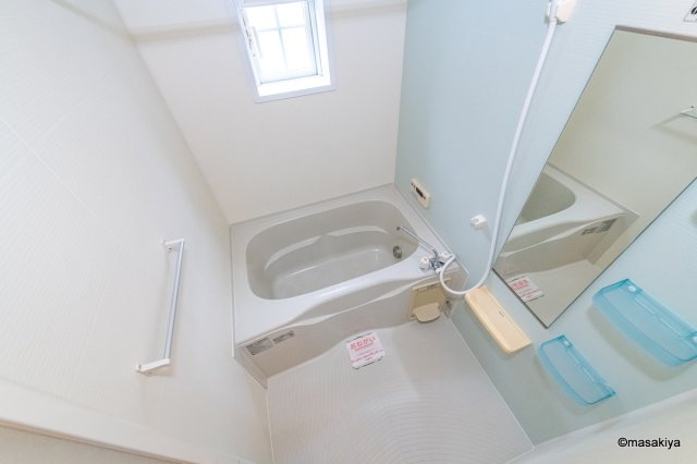 メルティー・アイⅡのキッチン|お風呂　追い焚き・浴室乾燥機付きです。窓もついております。