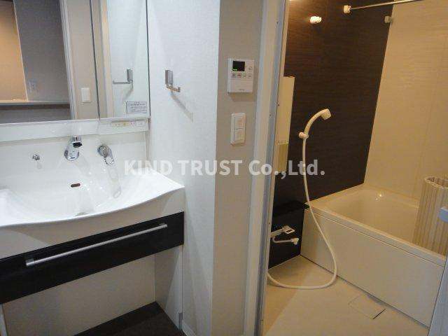 EL-Sia Umekitaの洗面所|明るい洗面所です