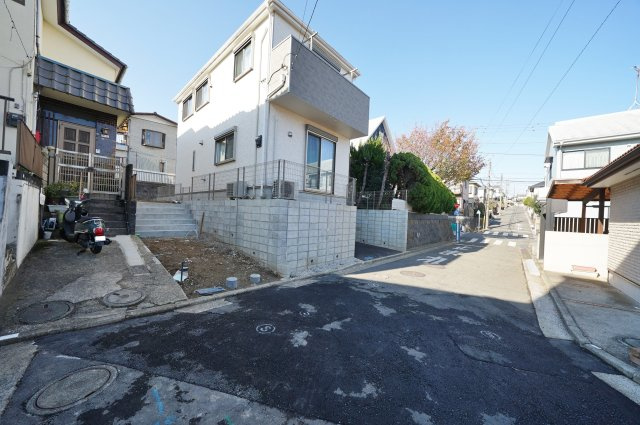 【横浜市保土ケ谷区法泉3丁目6-66新築戸建て】★仲介手数料無料★（初音が丘小学校・橘中学校）の前面道路含む現地写真