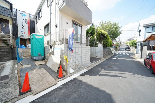 【横浜市保土ケ谷区法泉3丁目6-66新築戸建て】★仲介手数料無料★（初音が丘小学校・橘中学校）の前面道路含む現地写真
