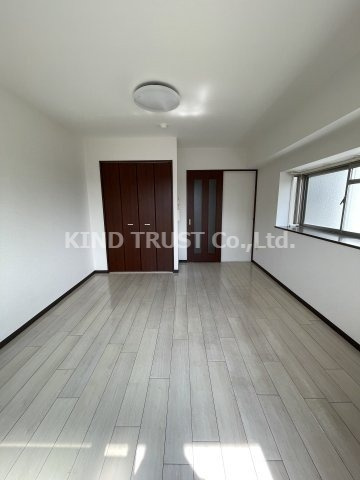 インベスト北梅田の居間・リビング|使いやすい居間です