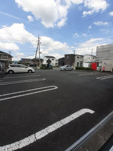 クレバー　レンドＡの駐車場