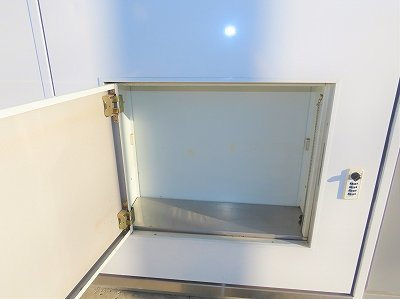 レオパレスエバーグリーンの玄関|玄関扉に宅配ボックスあり