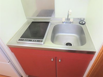 レオパレスエバーグリーンのキッチン|2口の電気コンロまたはIHコンロとなります