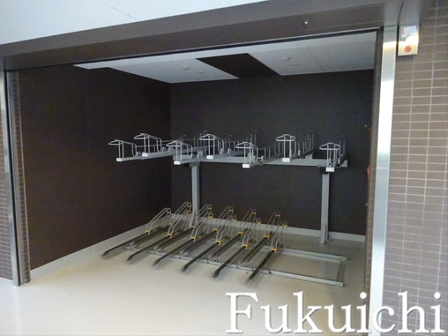 ラティエラ都立大学の駐車場