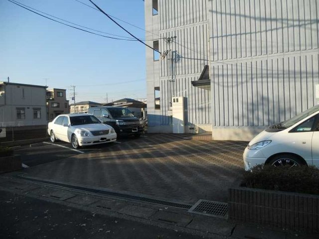 サンライズ・マンションの駐車場