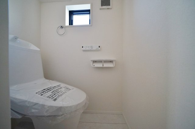 【横浜市瀬谷区瀬谷2丁目32-13全2棟新築戸建て】★仲介手数料無料★（二ツ橋小学校・東野中学校）のトイレ