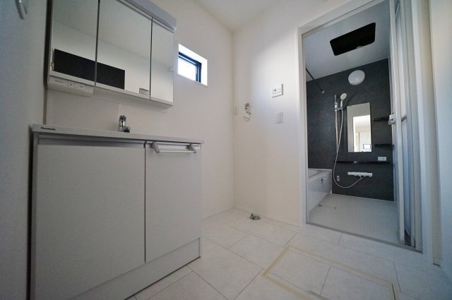 【横浜市瀬谷区瀬谷2丁目32-13全2棟新築戸建て】★仲介手数料無料★（二ツ橋小学校・東野中学校）の独立洗面台