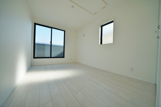 【横浜市瀬谷区瀬谷2丁目32-13全2棟新築戸建て】★仲介手数料無料★（二ツ橋小学校・東野中学校）の洋室