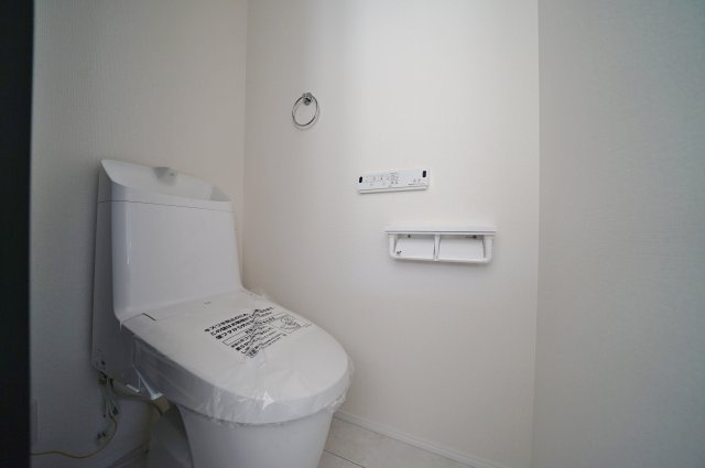 【横浜市瀬谷区瀬谷2丁目32-13全2棟新築戸建て】★仲介手数料無料★（二ツ橋小学校・東野中学校）のトイレ