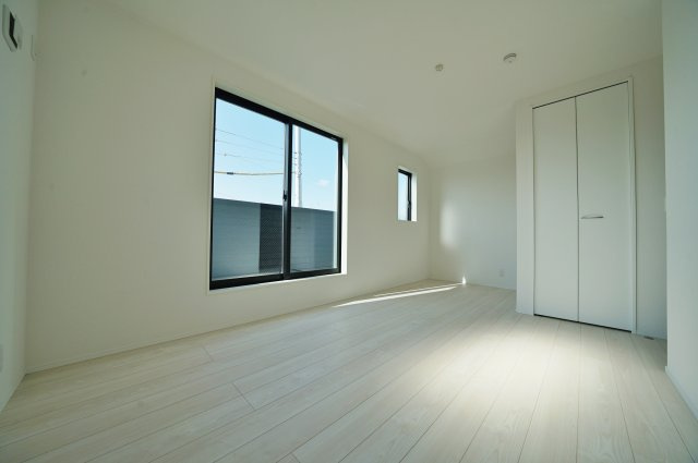 【横浜市瀬谷区瀬谷2丁目32-13全2棟新築戸建て】★仲介手数料無料★（二ツ橋小学校・東野中学校）の洋室