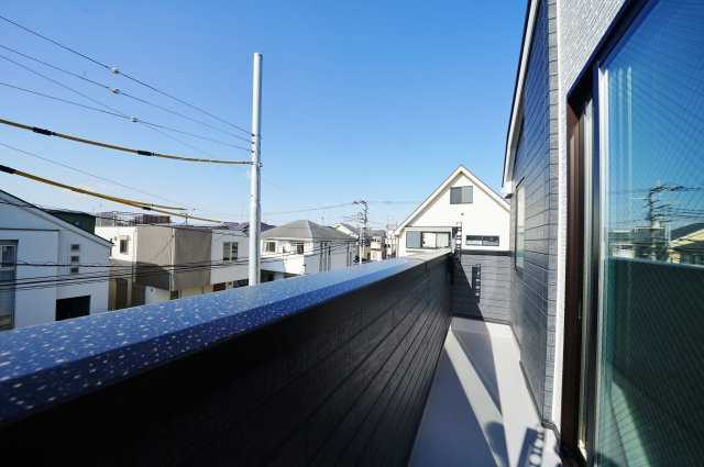 【横浜市瀬谷区瀬谷2丁目32-13全2棟新築戸建て】★仲介手数料無料★（二ツ橋小学校・東野中学校）のバルコニー