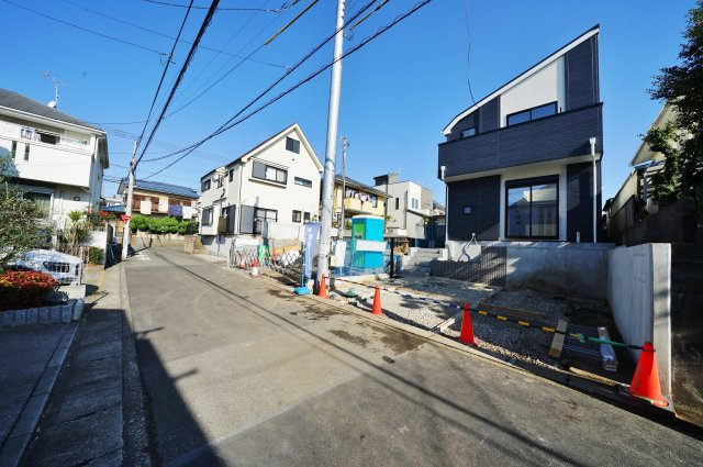 【横浜市瀬谷区瀬谷2丁目32-13全2棟新築戸建て】★仲介手数料無料★（二ツ橋小学校・東野中学校）の前面道路含む現地写真