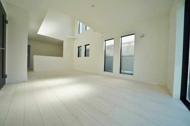 【横浜市瀬谷区瀬谷2丁目32-13全2棟新築戸建て】★仲介手数料無料★（二ツ橋小学校・東野中学校）の居間・リビング